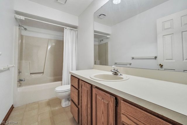 73 Lakecrest Boulevard, Hinckley, OH 44233