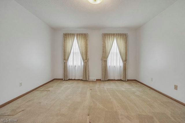 73 Lakecrest Boulevard, Hinckley, OH 44233