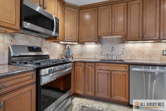 14 Taylor Drive, New Brunswick, NJ 08901