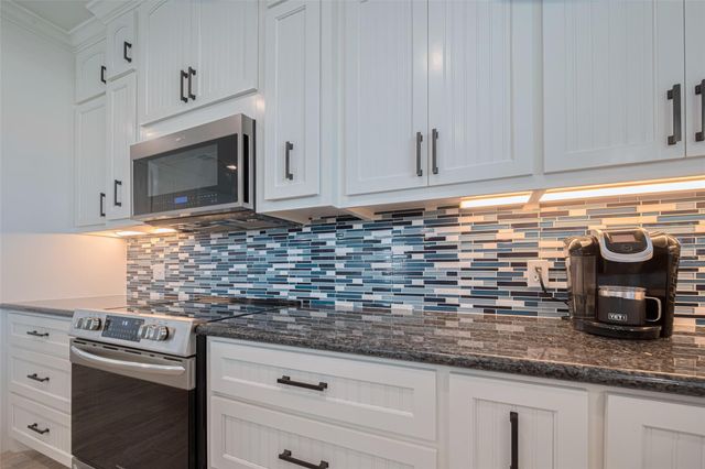 1126 Island Boulevard, Crystal Beach, TX 77650