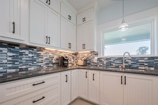 1126 Island Boulevard, Crystal Beach, TX 77650