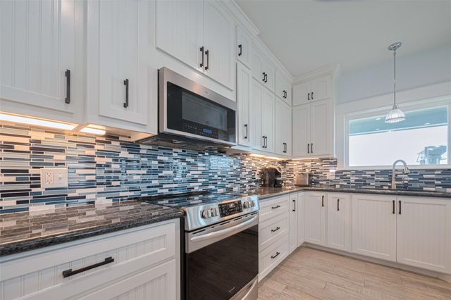 1126 Island Boulevard, Crystal Beach, TX 77650