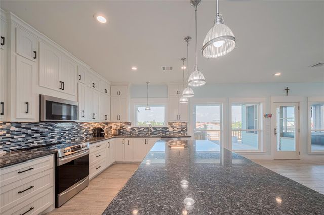 1126 Island Boulevard, Crystal Beach, TX 77650