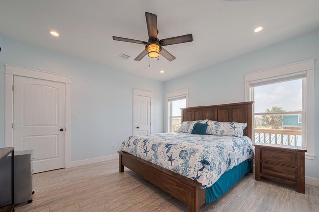 1126 Island Boulevard, Crystal Beach, TX 77650