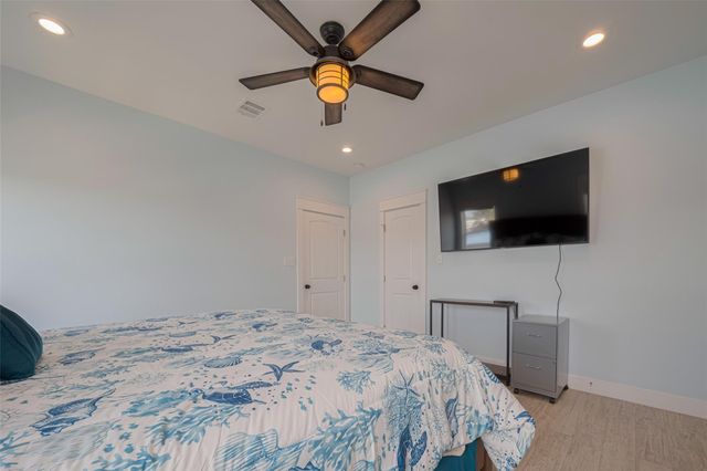 1126 Island Boulevard, Crystal Beach, TX 77650