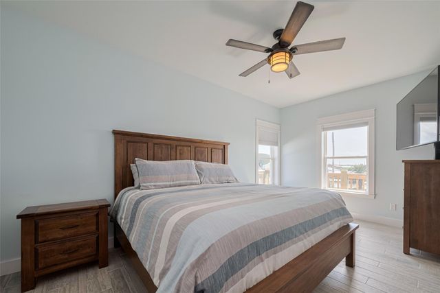 1126 Island Boulevard, Crystal Beach, TX 77650