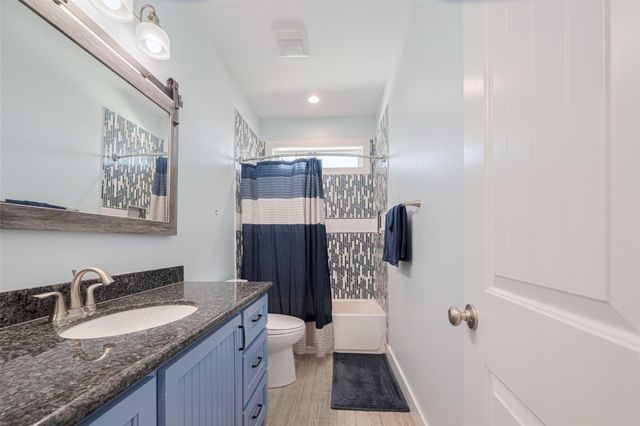 1126 Island Boulevard, Crystal Beach, TX 77650