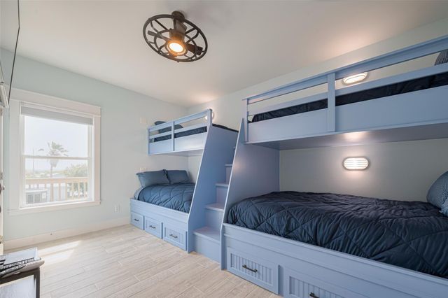 1126 Island Boulevard, Crystal Beach, TX 77650