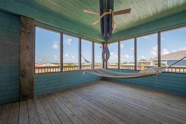 1126 Island Boulevard, Crystal Beach, TX 77650