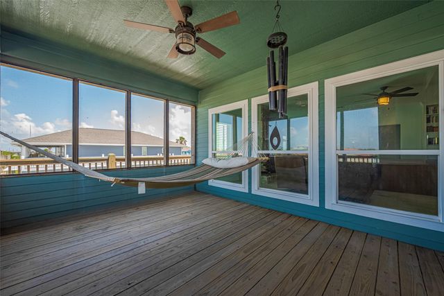 1126 Island Boulevard, Crystal Beach, TX 77650