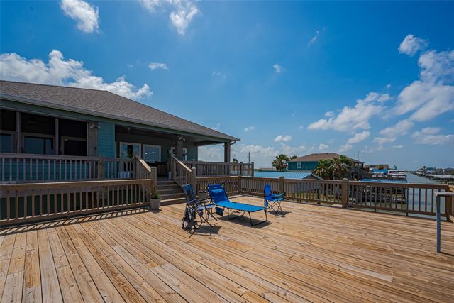 1126 Island Boulevard, Crystal Beach, TX 77650