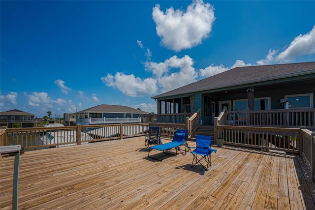 1126 Island Boulevard, Crystal Beach, TX 77650