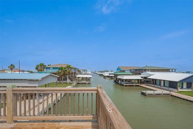 1126 Island Boulevard, Crystal Beach, TX 77650