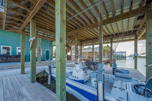 1126 Island Boulevard, Crystal Beach, TX 77650