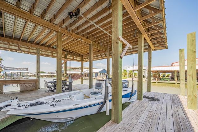 1126 Island Boulevard, Crystal Beach, TX 77650