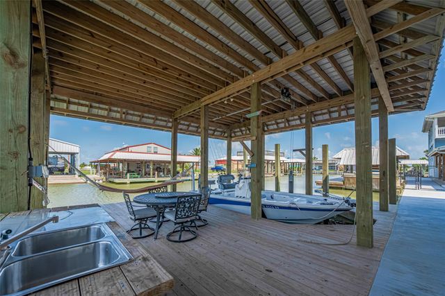 1126 Island Boulevard, Crystal Beach, TX 77650