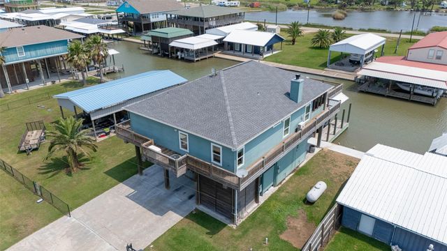 1126 Island Boulevard, Crystal Beach, TX 77650