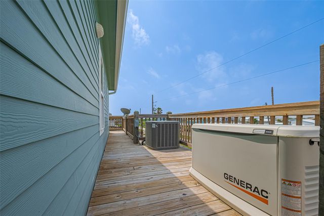 1126 Island Boulevard, Crystal Beach, TX 77650