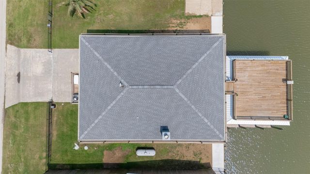 1126 Island Boulevard, Crystal Beach, TX 77650