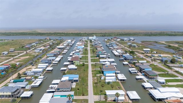 1126 Island Boulevard, Crystal Beach, TX 77650