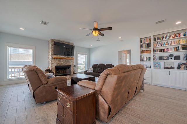 1126 Island Boulevard, Crystal Beach, TX 77650