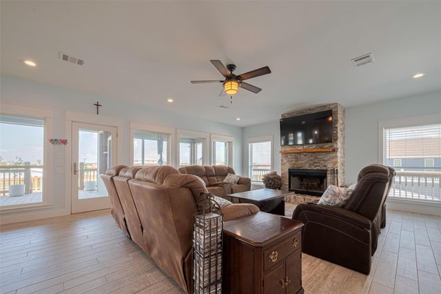 1126 Island Boulevard, Crystal Beach, TX 77650