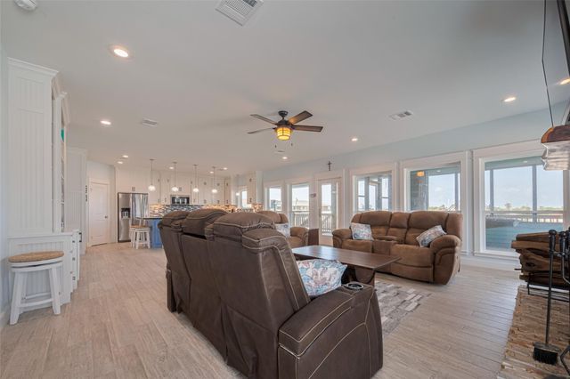 1126 Island Boulevard, Crystal Beach, TX 77650