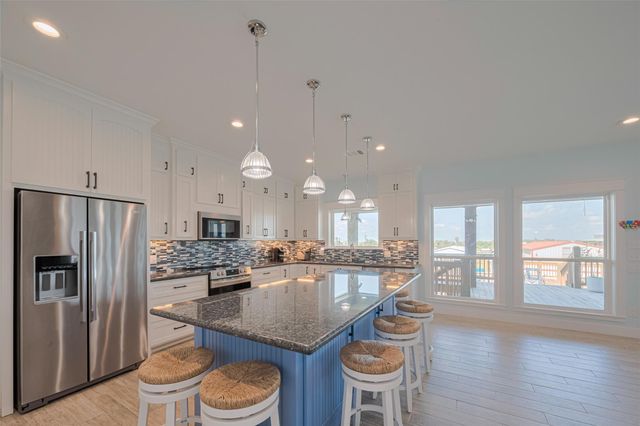 1126 Island Boulevard, Crystal Beach, TX 77650