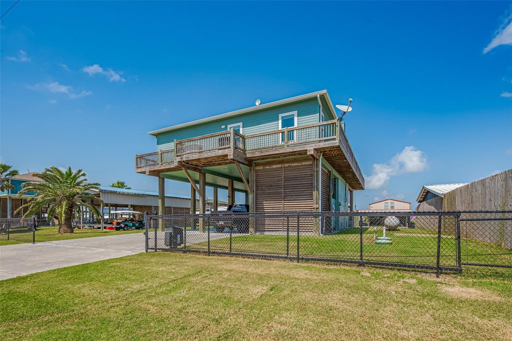 1126 Island Boulevard, Crystal Beach, TX 77650