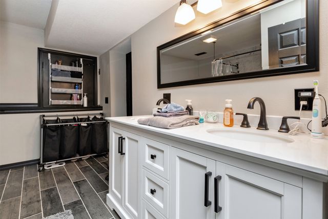 1637 Huntland Drive, Des Moines, IA 50310