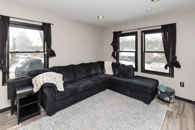 1637 Huntland Drive, Des Moines, IA 50310