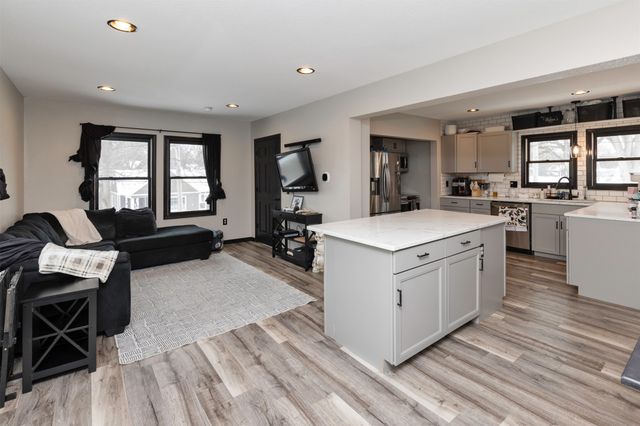 1637 Huntland Drive, Des Moines, IA 50310