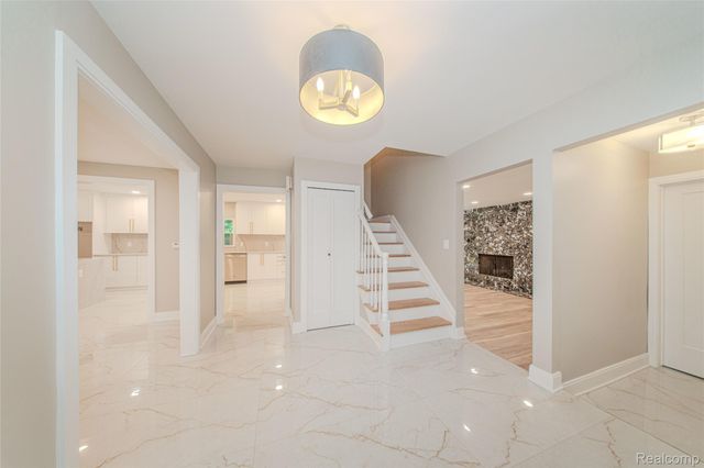 21993 Riverview Drive, Beverly Hills Village, MI 48025