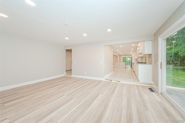 21993 Riverview Drive, Beverly Hills Village, MI 48025