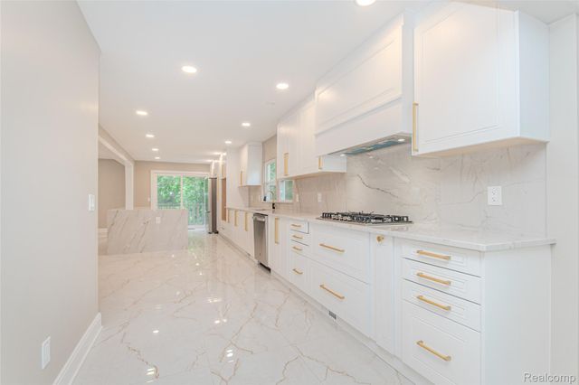 21993 Riverview Drive, Beverly Hills Village, MI 48025