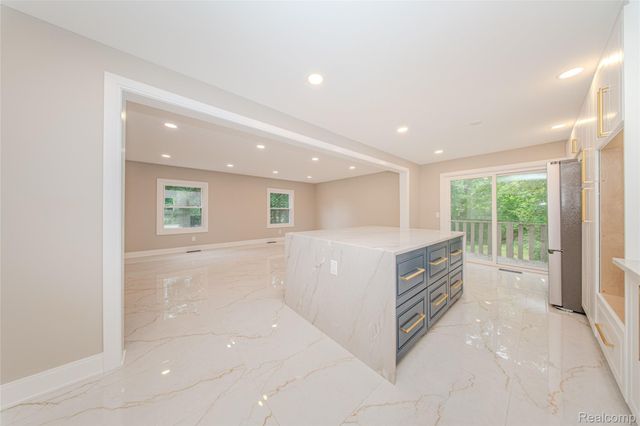 21993 Riverview Drive, Beverly Hills Village, MI 48025