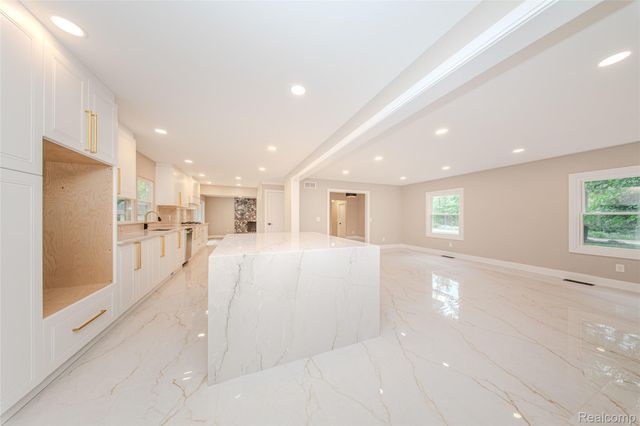 21993 Riverview Drive, Beverly Hills Village, MI 48025