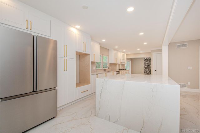 21993 Riverview Drive, Beverly Hills Village, MI 48025