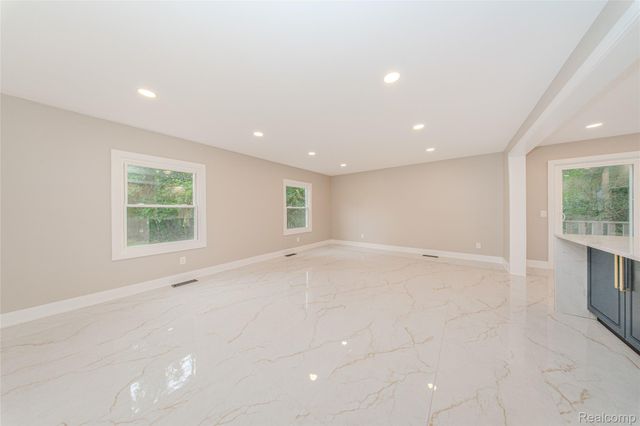 21993 Riverview Drive, Beverly Hills Village, MI 48025