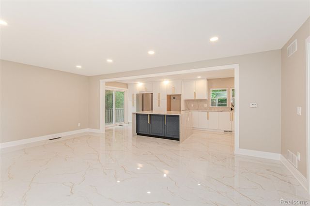 21993 Riverview Drive, Beverly Hills Village, MI 48025