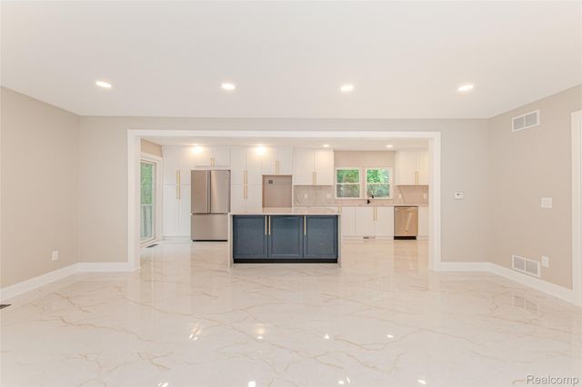 21993 Riverview Drive, Beverly Hills Village, MI 48025