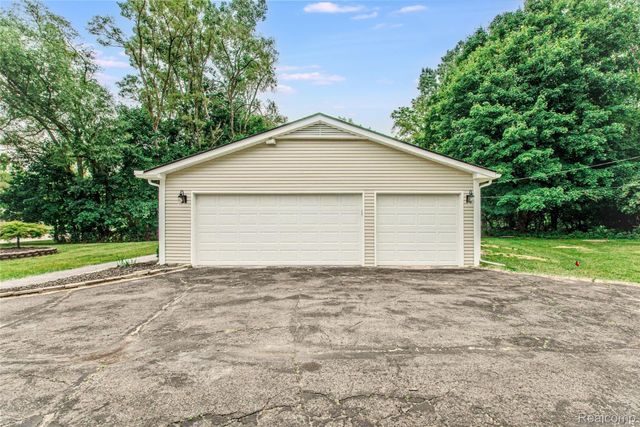 21993 Riverview Drive, Beverly Hills Village, MI 48025