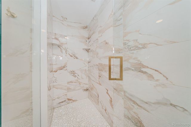 21993 Riverview Drive, Beverly Hills Village, MI 48025