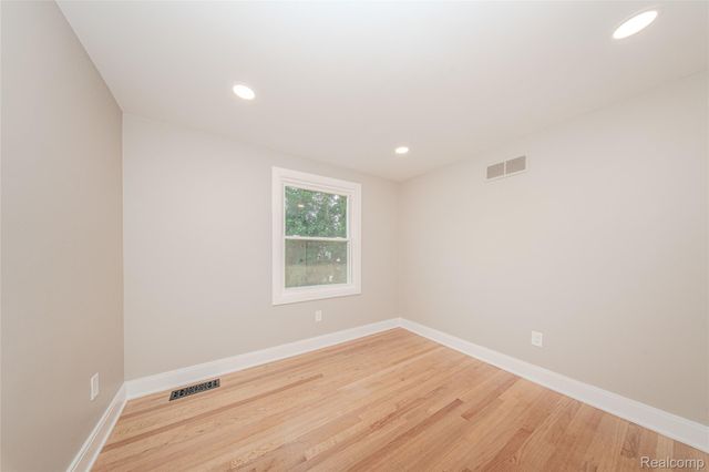 21993 Riverview Drive, Beverly Hills Village, MI 48025