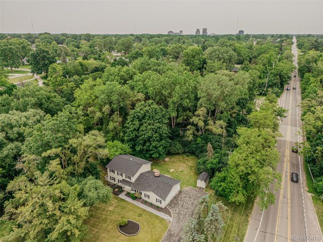 21993 Riverview Drive, Beverly Hills Village, MI 48025