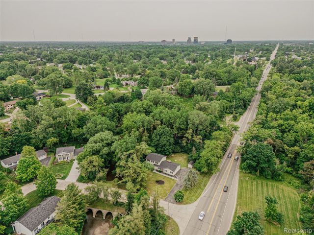 21993 Riverview Drive, Beverly Hills Village, MI 48025