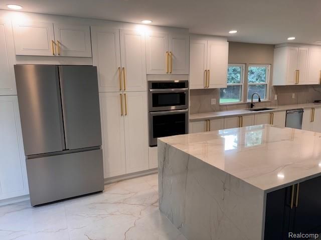 21993 Riverview Drive, Beverly Hills Village, MI 48025