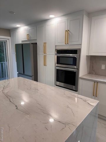 21993 Riverview Drive, Beverly Hills Village, MI 48025