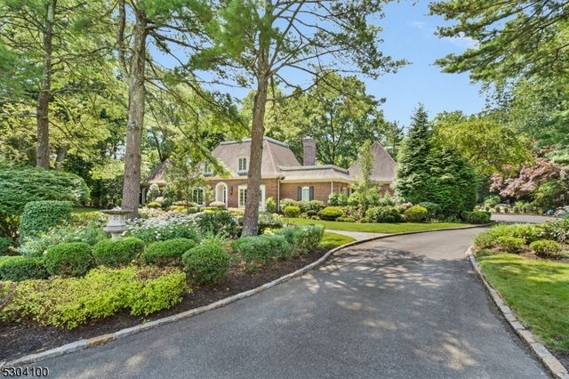 2 Canoe Ln, Roseland Boro, NJ 07068