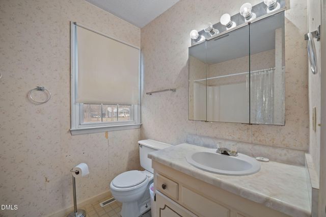 3221 Oakridge Drive, Graham, NC 27253